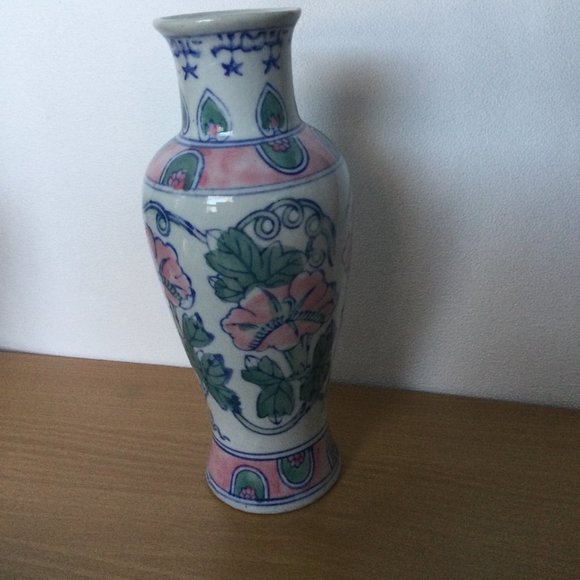Vintage Chinese ceramic porcelain small vase hand painted with flowers 8" tall - Picture 2 of 9
